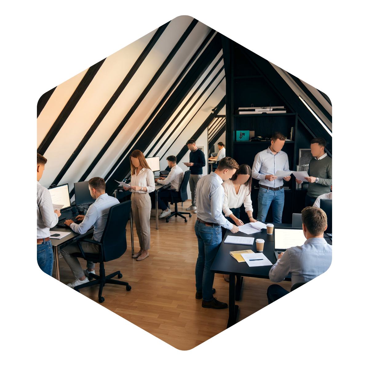 Mehrere Mitarbeitende arbeiten und besprechen Unterlagen in einem modernen Büro mit schrägen Dachbalken und offenem Arbeitsplatzlayout.